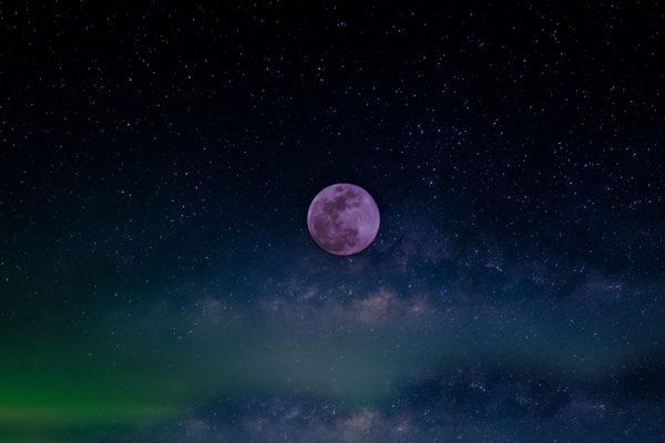 langit-juni-suguhkan-pertunjukan-kosmis-bulan-stroberi-bima-sakti-dan-parade-planet