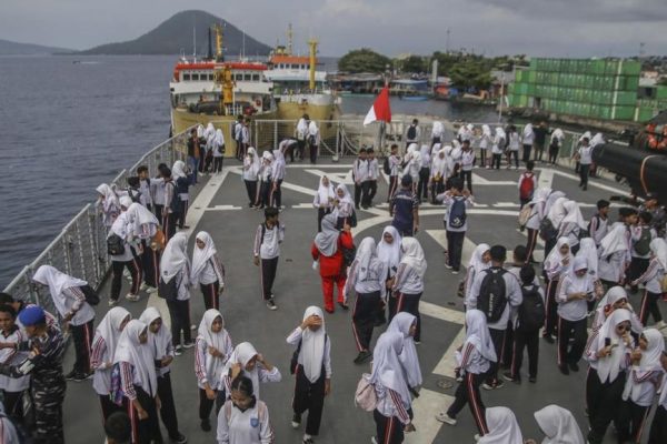 Naik KRI Teluk Wondama: Siswa SMP Ternate Menguak Dunia Bahari Naik KRI Teluk Wondama: Siswa SMP Ternate Menguak Dunia Bahari