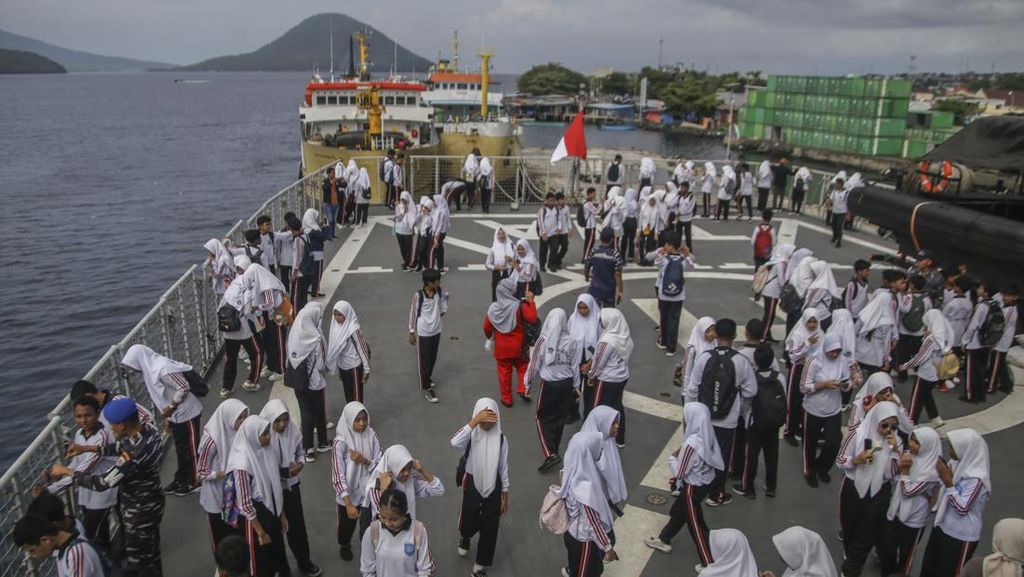 Naik KRI Teluk Wondama: Siswa SMP Ternate Menguak Dunia Bahari