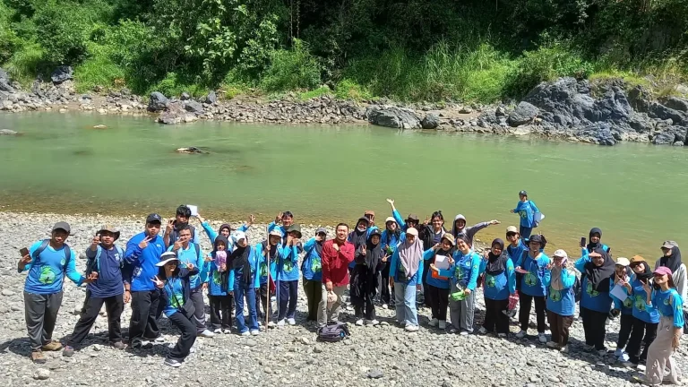 Menjelajah Ilmu Bumi: Mahasiswa Geografi Unmul Eksplorasi Geodiversitas Karangsambung