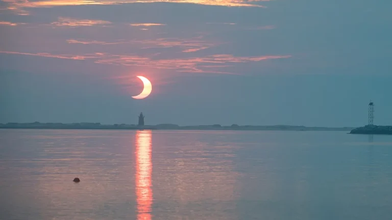 gerhana-matahari-sebagian-saat-matahari-berubah-menjadi-sabit-di-langit-siang